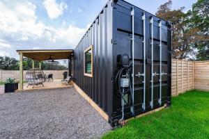 Fotografie z fotogalerie ubytování Contained In Gruene Midnight Edition Spa-Outdoor Shower v destinaci New Braunfels