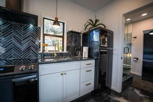 Fotografie z fotogalerie ubytování Contained In Gruene Midnight Edition Spa-Outdoor Shower v destinaci New Braunfels