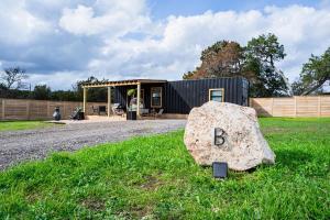 Fotografie z fotogalerie ubytování Contained In Gruene Midnight Edition Spa-Outdoor Shower v destinaci New Braunfels + 23 fotografií
