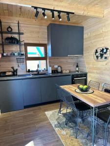 Kuchyň nebo kuchyňský kout v ubytování Stone Point Villas