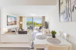 een woonkamer met een witte tafel en stoelen bij Apartment in Miraflores in Mijas Costa
