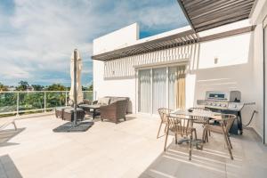 Μπαλκόνι ή βεράντα στο Penthouse with jacuzzi in Lake View