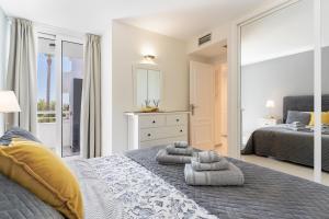 een slaapkamer met een bed en een spiegel bij Apartment in Miraflores in Mijas Costa +34 foto's