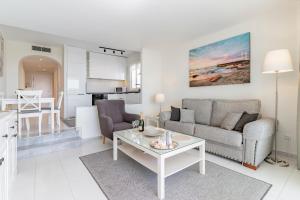 een woonkamer met een bank en een tafel bij Apartment in Miraflores in Mijas Costa