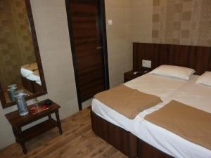 Postel nebo postele na pokoji v ubytování Hotel Regal Palace
