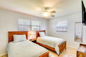 Ormond-by-the-SeaにあるWalk to Shore and Pier Family Home in Ormond Beachのベッド2台と天井ファン付きの寝室 +24枚の写真