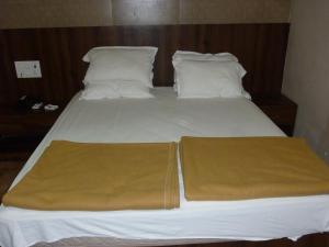 Postel nebo postele na pokoji v ubytování Hotel Regal Palace