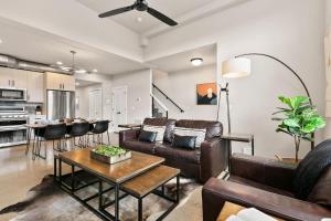 Nhà bếp/bếp nhỏ tại Old Town Modern New Build - Rooftop Spa with Mtn Views!