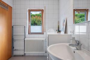 フォグツブルクにあるFerienwohnung Feierabendのバスルーム(シンク、窓、ラジエーター付) +19枚の写真