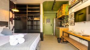 Piccola camera con letto e cucina. di Studios modernos e luxuosos na Vila Buarque com piscina no Rooftop a San Paolo