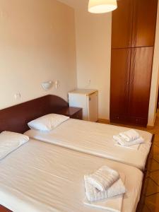 2 posti letto in camera con 2 asciugamani di Babos Holidays ad Ammoudiá Altre 19 foto