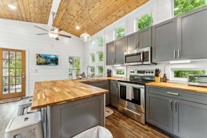 Una cocina o kitchenette en The Hemlock Hideaway tiny home