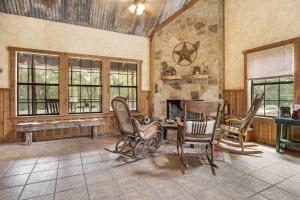 Posezení v ubytování SisterCreek Ranch - First Cabin