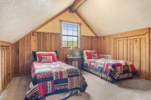 Postel nebo postele na pokoji v ubytování SisterCreek Ranch - First Cabin