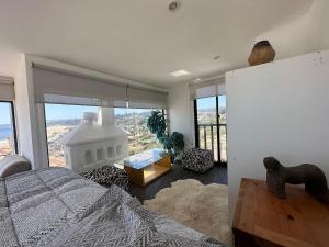 Un dormitorio con una cama y vista al mar. en Dpto en Condominio bahía de rosas - Algarrobo, en Algarrobo 23 fotos más
