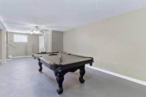 een pooltafel in een kamer met een plafond bij Travis' Place - Convenient and Affordable Location in Rossville