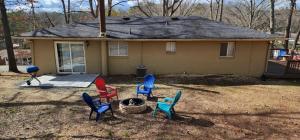 een groep stoelen voor een huis bij Travis' Place - Convenient and Affordable Location in Rossville