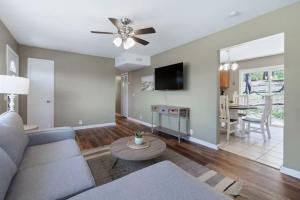 een woonkamer met een bank en een tafel bij Travis' Place - Convenient and Affordable Location in Rossville