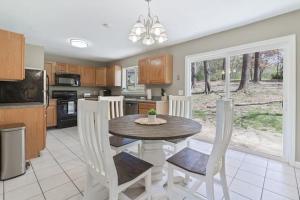een keuken met een tafel en stoelen in een kamer bij Travis' Place - Convenient and Affordable Location in Rossville