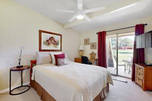 Un dormitorio con una cama y una puerta corrediza de vidrio. en Wild Turkey Condos, Unit 5, en Sedona