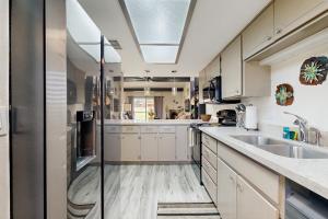 Una cocina con gabinetes blancos y un fregadero. en Wild Turkey Condos, Unit 5, en Sedona