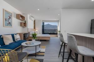 una sala de estar con un sofá y una mesa en Clase 48 apt1002 - Loft with Panoramic Views and AC, en Sabaneta