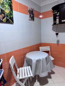 Televisyen dan/atau pusat hiburan di Home Louah Apartment Retreat