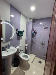 Bilik mandi di Home Louah Apartment Retreat