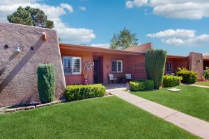 una casa con un patio con césped y arbustos en Wild Turkey Condos, Unit 5, en Sedona