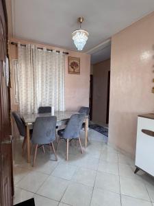 Ruang duduk di Home Louah Apartment Retreat