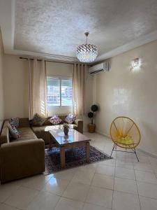 Ruang duduk di Home Louah Apartment Retreat