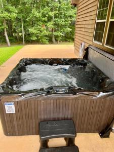 Fotografie z fotogalerie ubytování Wooded Retreat with game area and hot tub v destinaci Rising Fawn