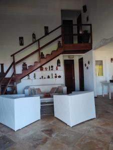een woonkamer met 2 witte banken en een trap bij Villaggio Lagoa Das Palmeiras in Aquiraz +11 foto's