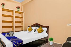 Postel nebo postele na pokoji v ubytování Hotel O Sree Krishna