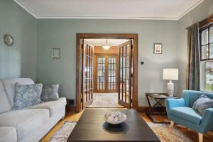 Χώρος καθιστικού στο Walk to Notre Dame Harter Heights Hideaway +47 φωτογραφίες