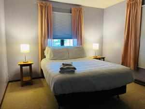 Postel nebo postele na pokoji v ubytování Near Shopping & Dining- The South Bend Bungalow