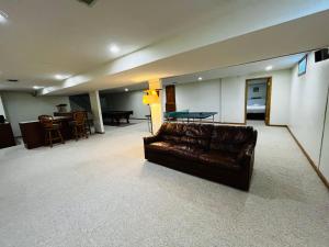 Posezení v ubytování Near Shopping & Dining- The South Bend Bungalow