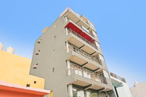 Un edificio alto con balcones a los lados. en Townhouse Zodiac Near Botanic Garden of Indian Republic, en Noida