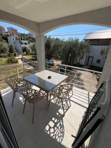 a patio with a table and chairs on a balcony at Nana Dea 2 in Utjeha
