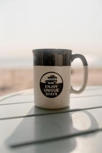 una tazza da caffè in bianco e nero appoggiata su un tavolo di Lake Huron Cottage 6 - 3 Bed 1 Bath a Lincoln Junction