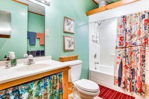 Ένα μπάνιο στο La Crescent Cottage on Minnesota Bluffs with View! +27 φωτογραφίες