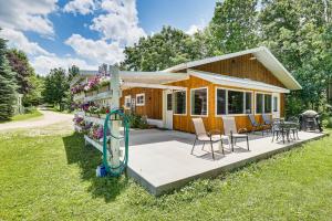 Κήπος έξω από το La Crescent Cottage on Minnesota Bluffs with View!