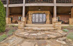 Un patio de piedra con una puerta grande en una casa. en Mountainside Manor l Custom pool & movie theater, en Cleveland