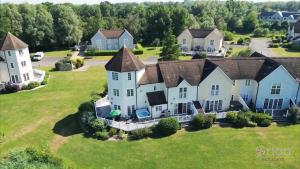 una vista aérea de una casa grande en Windrush Lake 80 & 81, Waterlow Lodge P, en South Cerney