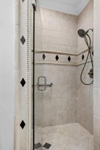 een douche met een glazen deur in een badkamer bij Luxury Retreat in Red Bank TN in Chattanooga