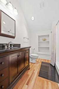 een badkamer met wastafel en toilet bij Luxury Retreat in Red Bank TN in Chattanooga +39 foto's