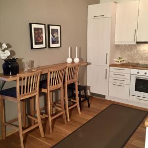 a kitchen with a table and chairs and a counter at Stay in central Geilo, 3 bedrooms, linen and towels included in Geilo +28 photos