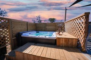 Gallery image of Contained In Gruene -River Edition- Hot Tub in New Braunfels