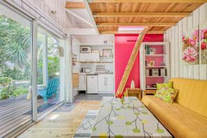 una sala de estar con un sofá y una mesa en Joli Petit Chalet La Cote d'Argent, en Le Porge 17 fotos más