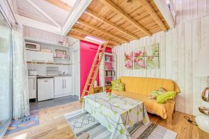 una sala de estar con un sofá y una mesa en Joli Petit Chalet La Cote d'Argent, en Le Porge